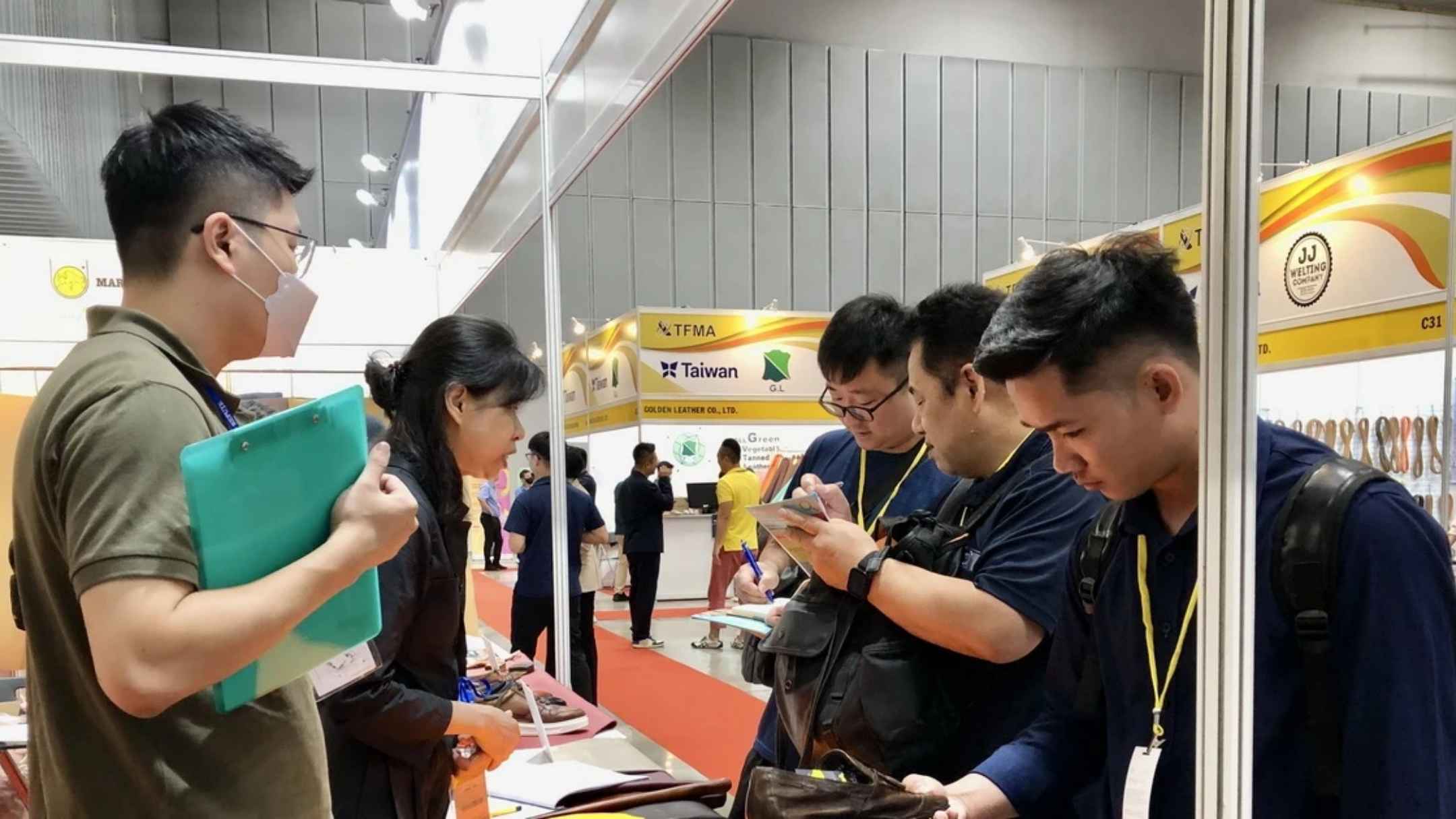 import leather shoes from vietnm